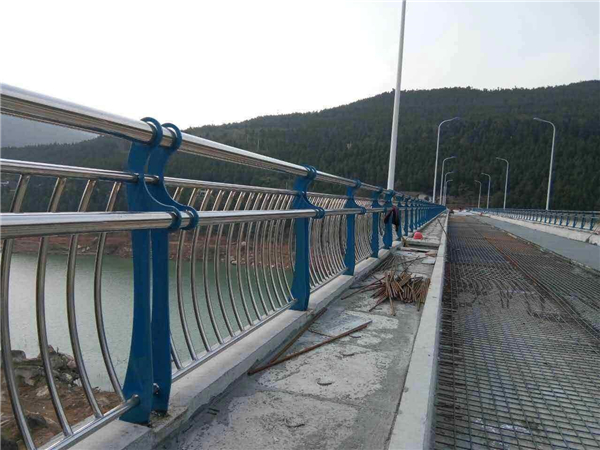 青浦不锈钢桥梁护栏的特点及其在桥梁安全中的重要作用