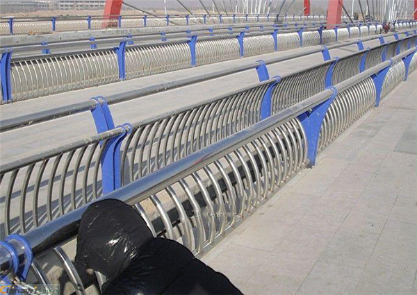 青浦不锈钢复合管护栏一种安全而耐用的防护解决方案